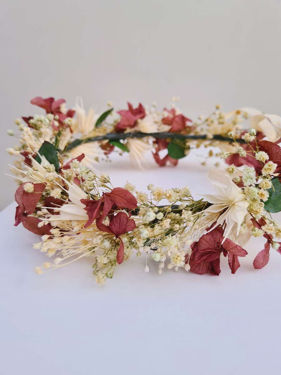 een droogbloemen krans van droogbloemen gemaakt om in het haar te dragen