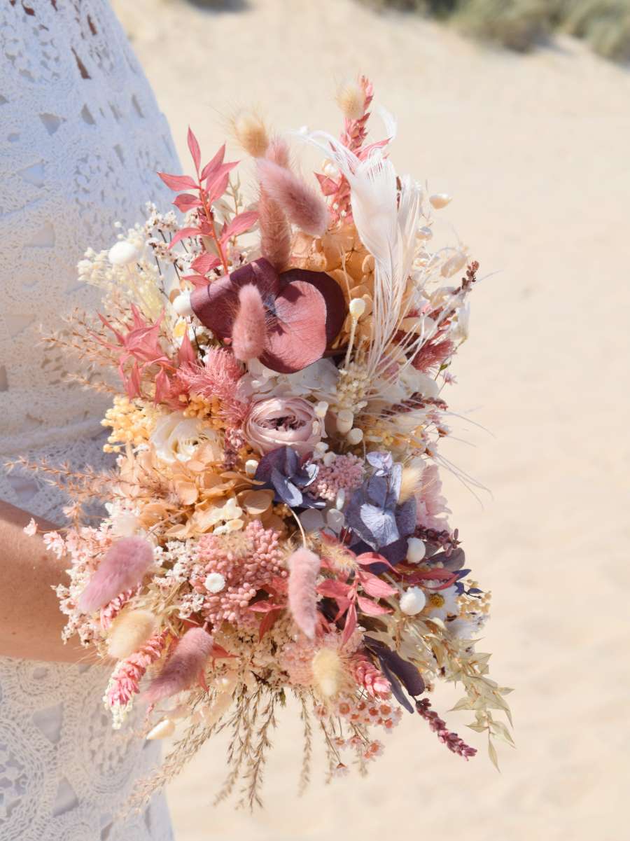 Close-up van een klein trouwboeket van droogbloemen met boho vibes