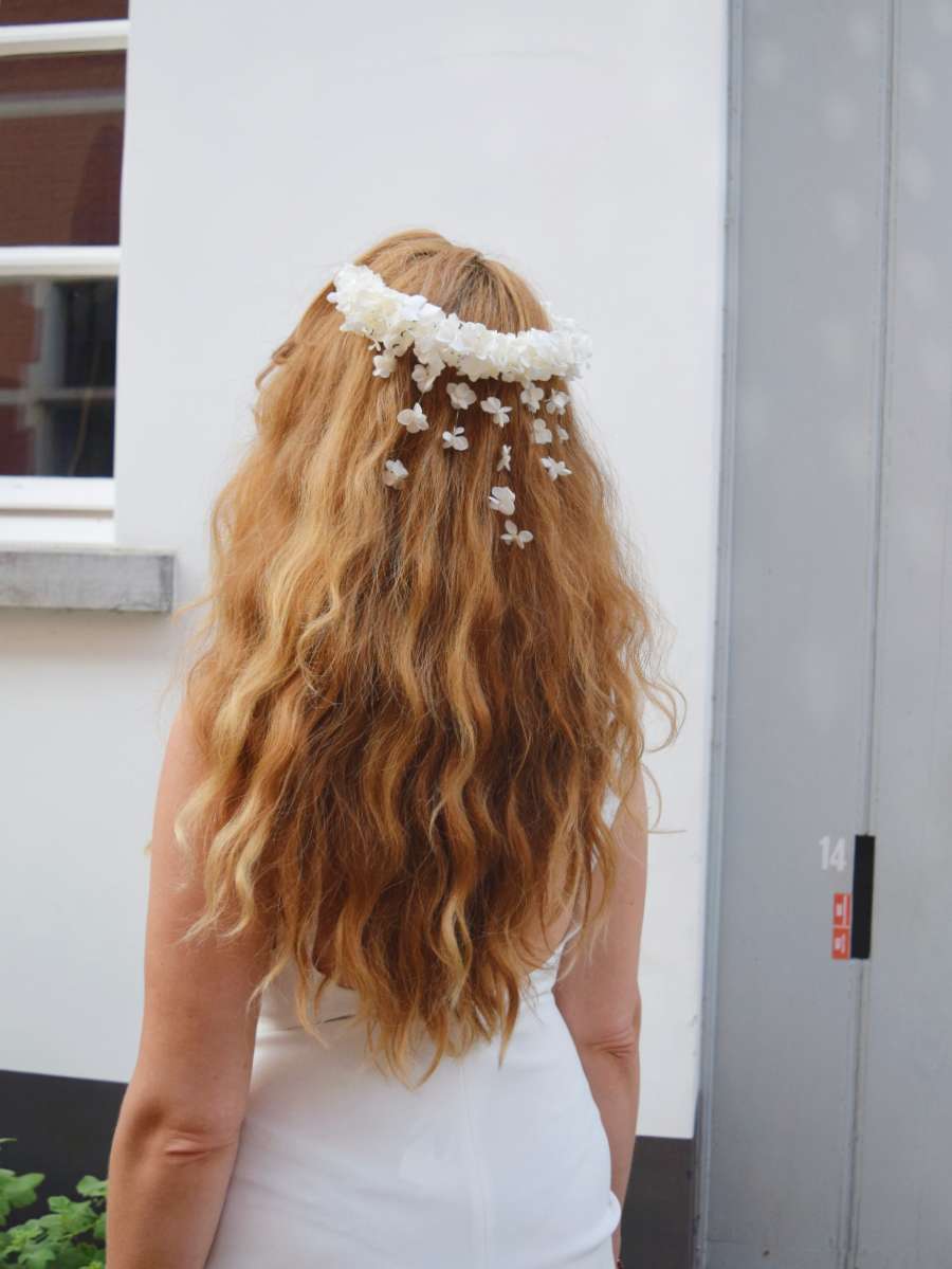 Wanderlust - Flower garland + drooping flowers