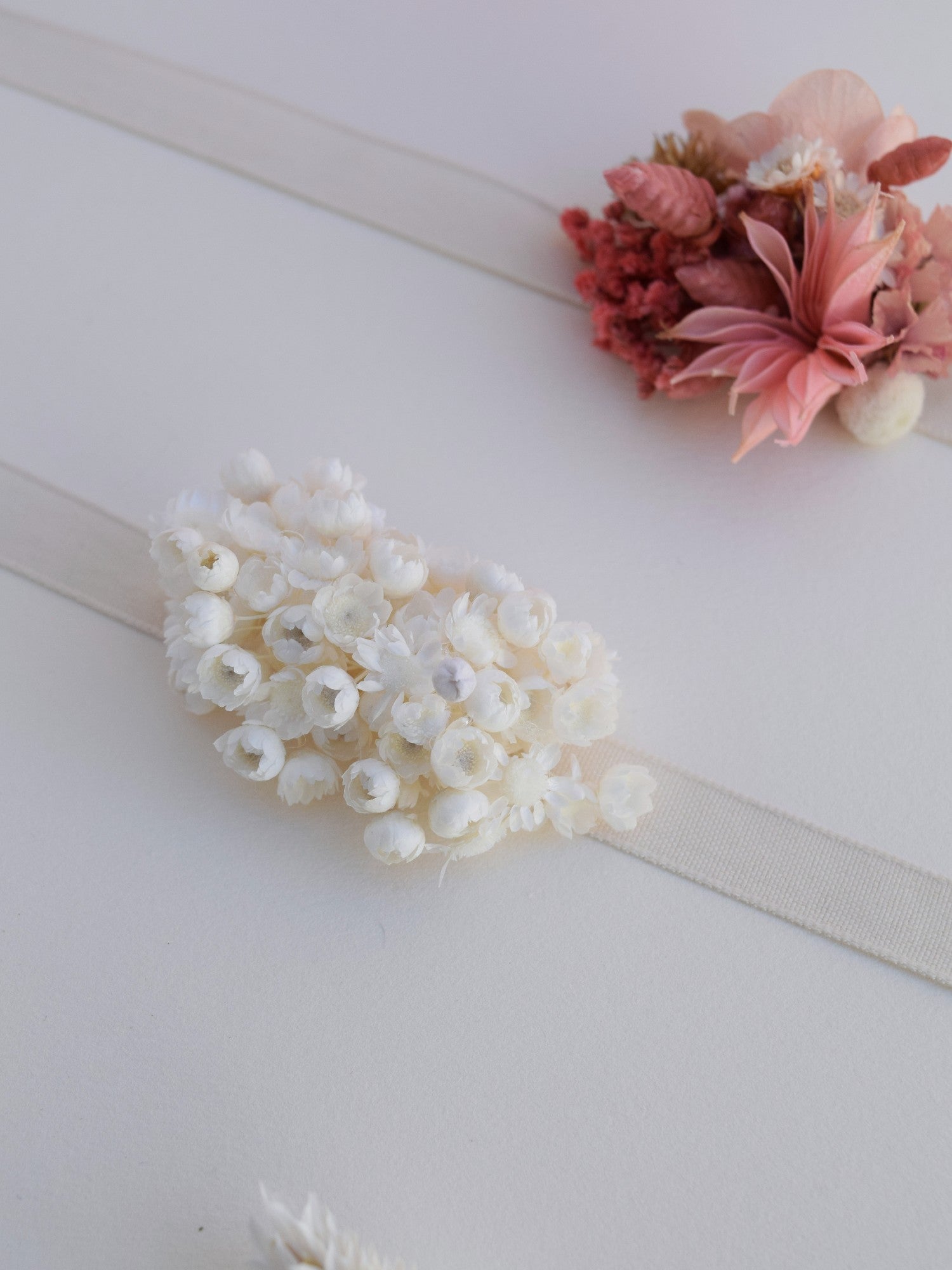 Monochrome WHITE - wrist corsage children