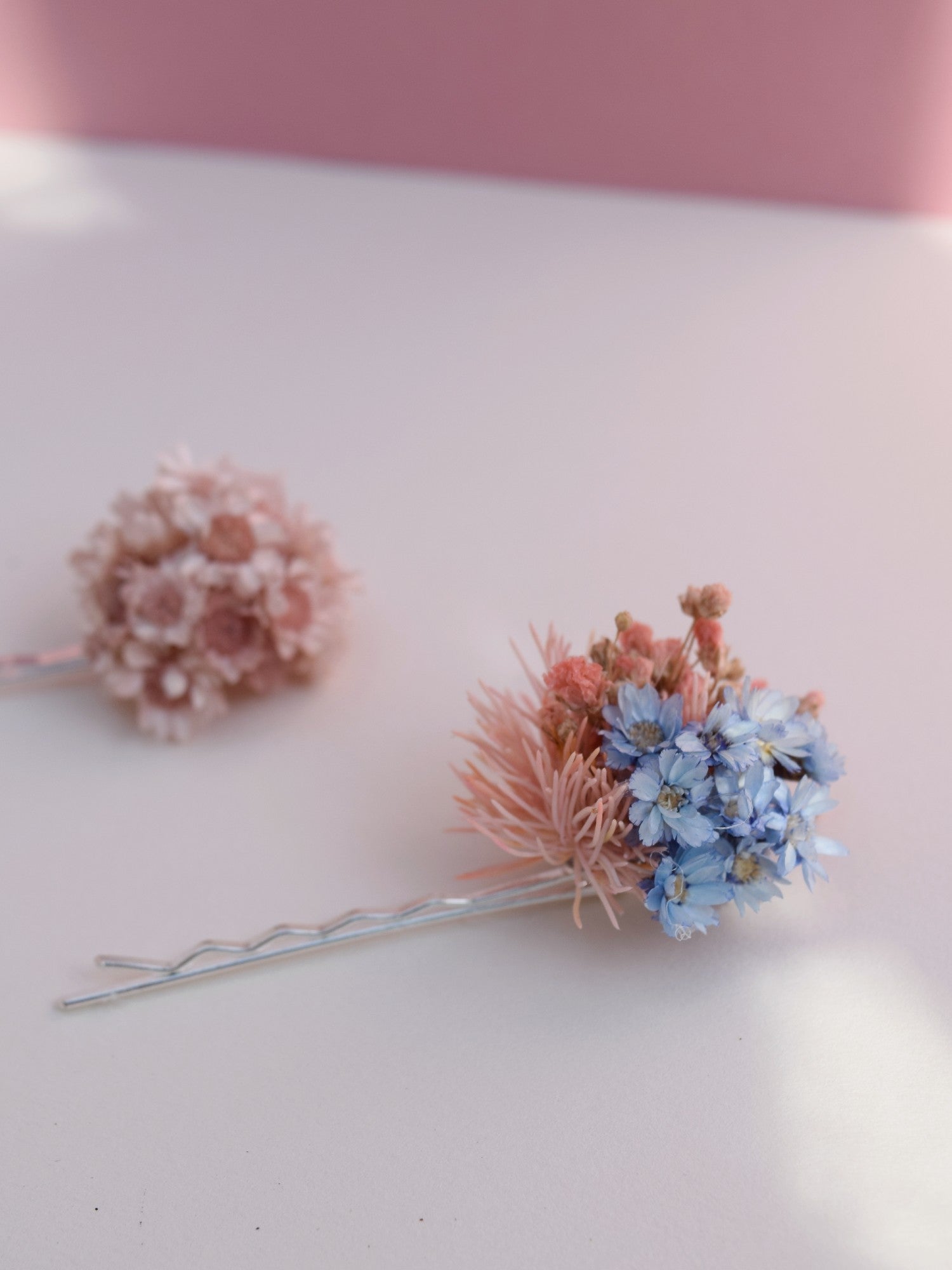 Haarspeld van droogbloemen met babyblauwe en roze tinten