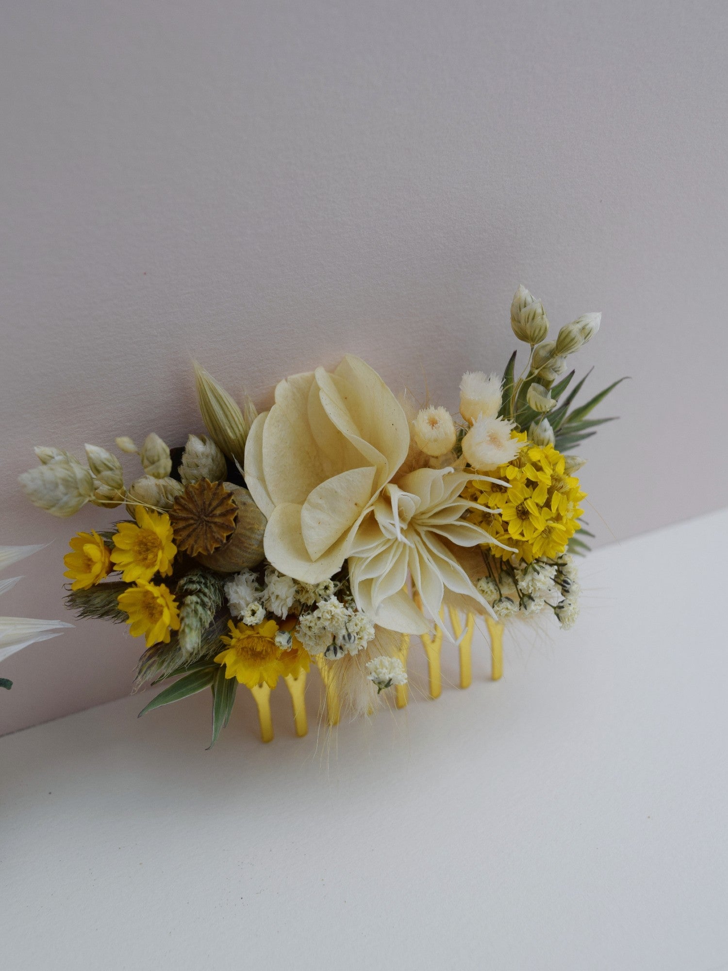 Haarkam met witte hortensia en gele en groene droogbloemen