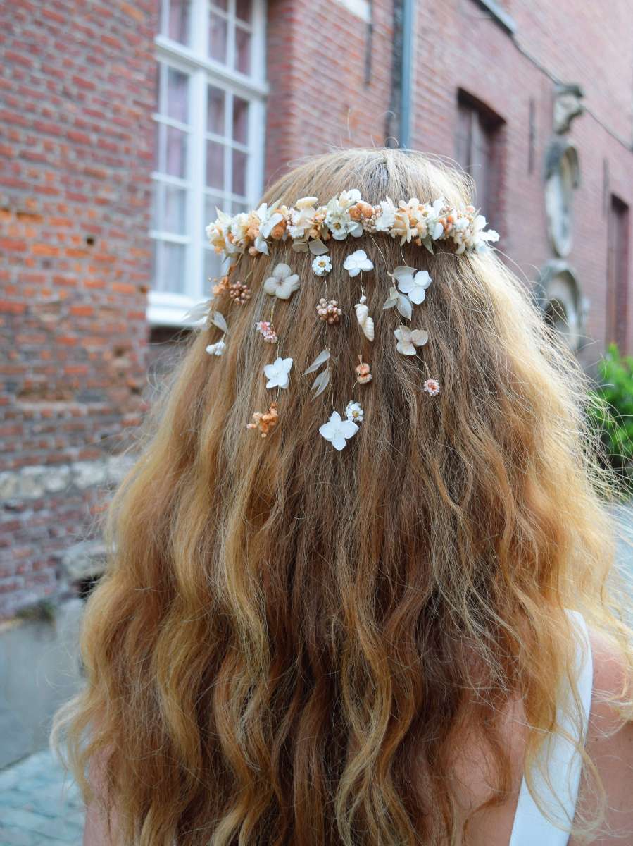 Champagne! - Flower garland + hanging flowers