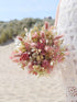 Close-up van een modern en romantisch trouwboeket van roze en witte droogbloemen met hortensia en papaver