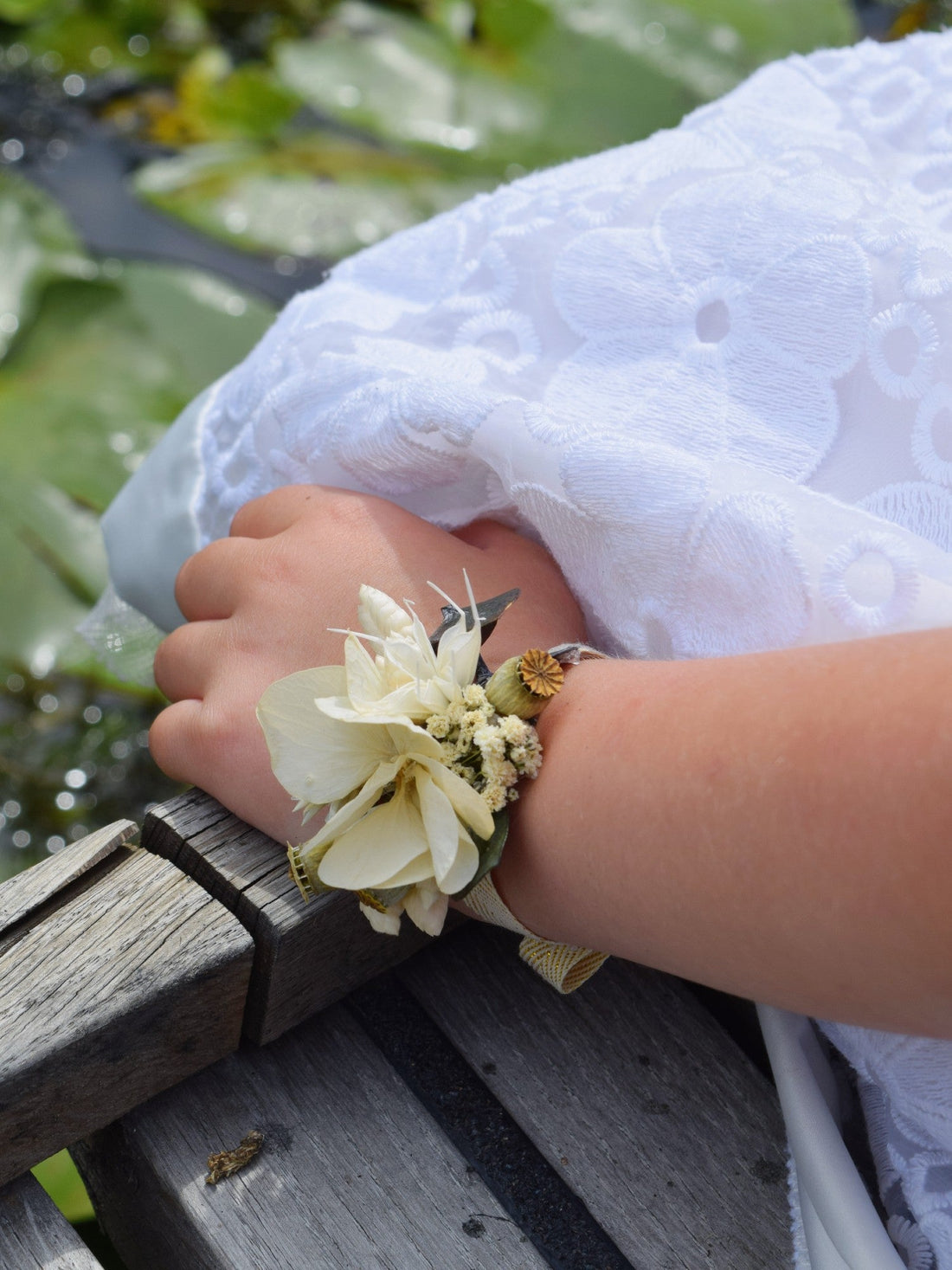 Timeless - wrist corsage children